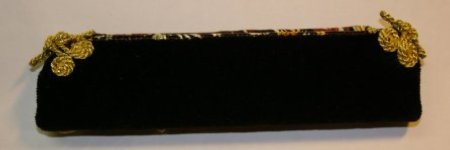 Fülleretui aus schwarzem Samt mit Drachenknoten, Rückseite.
